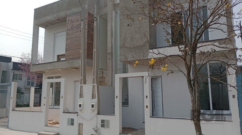 Casa com 80m², 2 dormitórios, 2 suítes, 2 vagas no bairro Mont Serrat em Canoas para Comprar